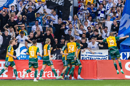 IFK Norrköpings Marco Lund Nielsen jublar med lagkamrater
