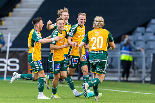IFK Norrköpings Victor Stange Lind jublar med lagkamrater