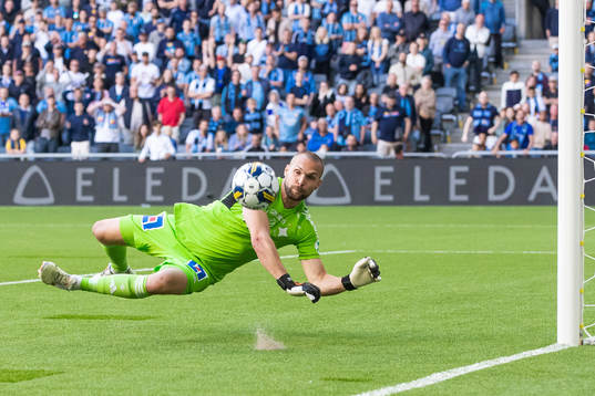 IFK Norrköpings målvakt Oscar Jansson med en räddning