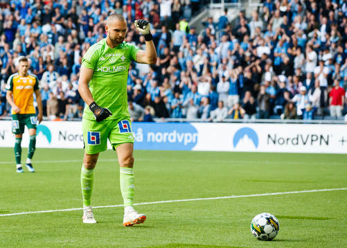 IFK Norrköpings målvakt Oscar Jansson jublar