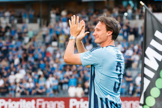Hjalmar Ekdal tackar publiken innan fotbollsmatchen i