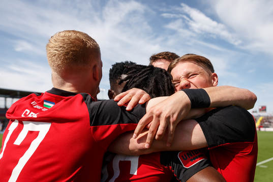 Östersunds Mansour Sinyan jublar med lagkamrater