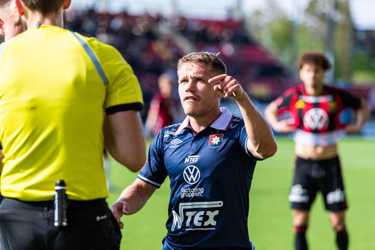 Örgrytes Hampus Dahlqvist reagerar mot domare Andreas