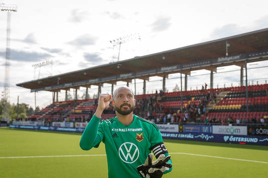 Östersunds målvakt Aly Keita jublar