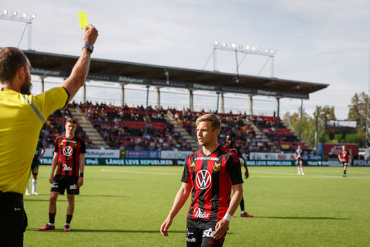 Östersunds Mykola Musolitin får gult kort