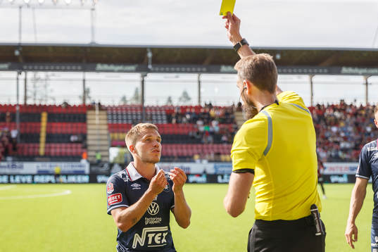 Örgrytes Hampus Dahlqvist får gult kort
