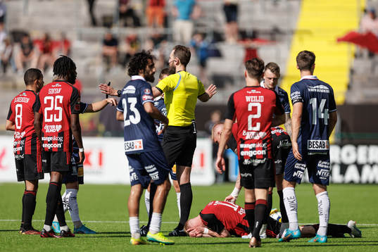 Östersunds Malcolm Stolt har ont