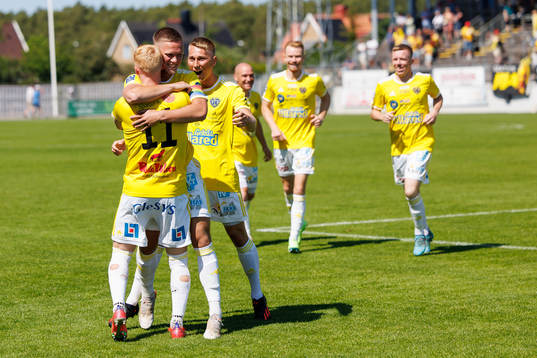 Falkenbergs Tim Stålheden jublar med laget