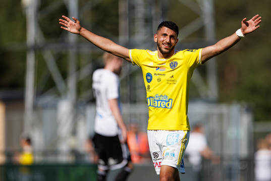 Falkenbergs Leonardo Farah Shahin jublar