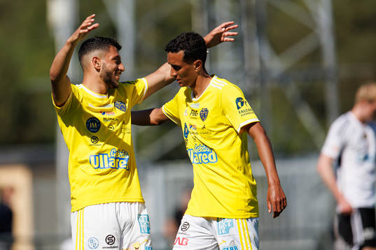 Falkenbergs Leonardo Farah Shahin jublar med Oliver Hintsa
