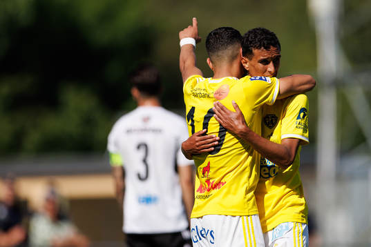 Falkenbergs Leonardo Farah Shahin jublar med Oliver Hintsa