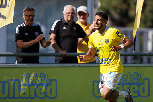 Falkenbergs Leonardo Farah Shahin jublar