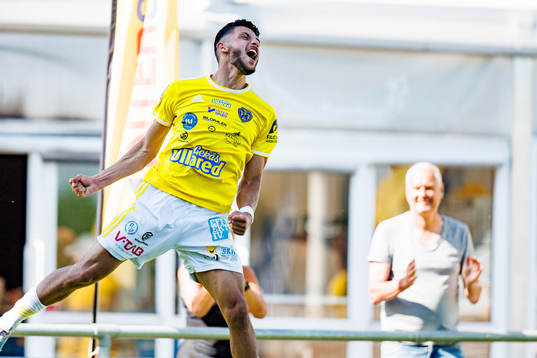 Falkenbergs Leonardo Farah Shahin jublar