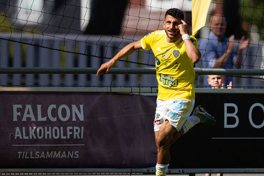 Falkenbergs Leonardo Farah Shahin jublar