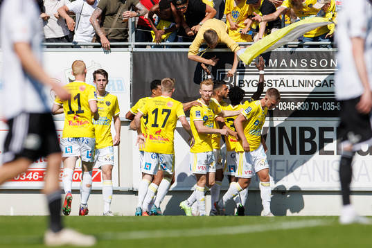 Falkenbergs spelare jublar