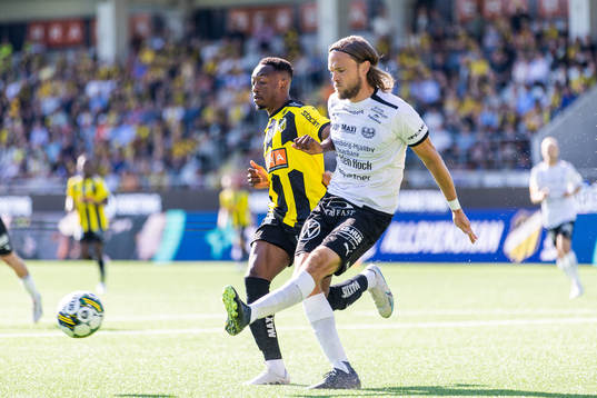 Häckens Benie Adama Traore och Mjällbys Tom Pettersson