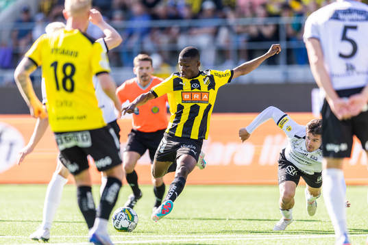 Häckens Akoua Romeo Amane skjuter
