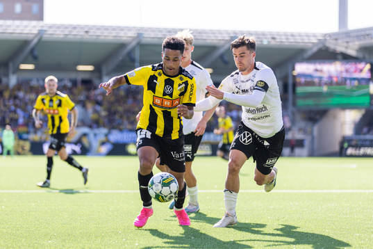 Häckens Momodou Lamin Sonko och Mjällbys Jesper Gustavsson