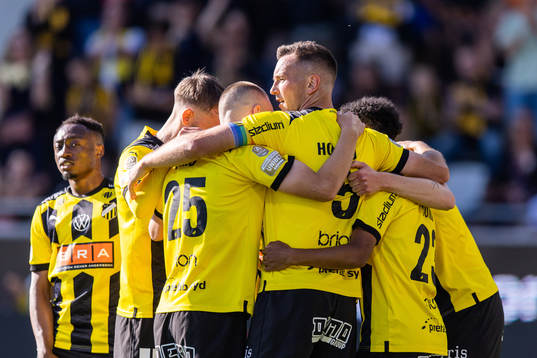Häckens Even Hovland jublar med lagkamrater fetr att han