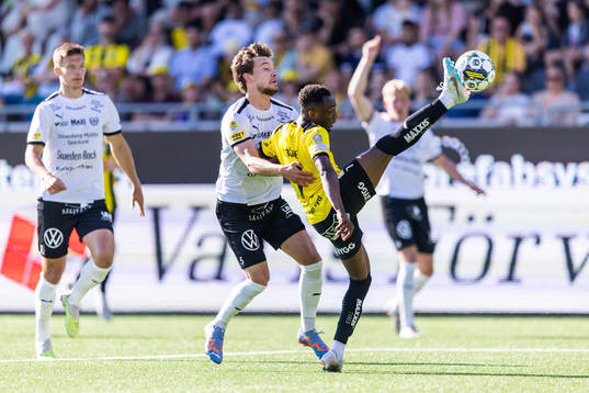 Mjällbys Colin Rösler och Häckens Benie Adama Traore