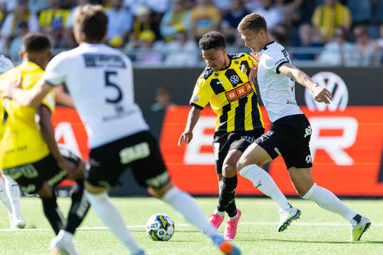 Häckens Momodou Lamin Sonko och Mjällbys Arvid Brorsson
