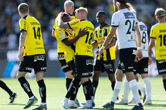Häckens Benie Adama Traore jublar ihop med Mikkel Rygaard