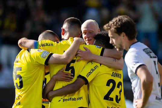 Häckens Even Hovland jublar med lagkamrater