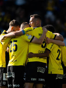 Häckens Even Hovland jublar med lagkamrater