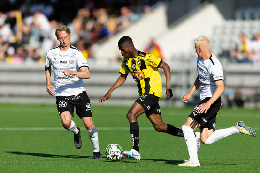 Häckens Akoua Romeo Amane och Mjällbys Otto Rosengren