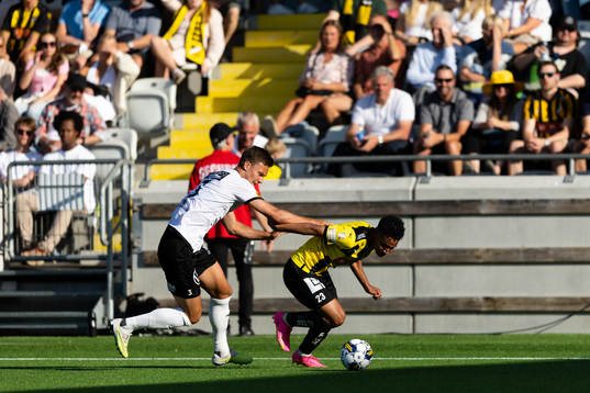 Mjällbys Arvid Brorsson och Häckens Momodou Lamin Sonko