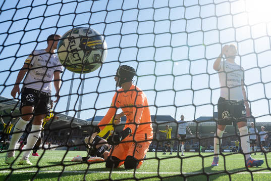 Häckens Even Hovland skjuter 2-0 i mål bakom Mjällbys