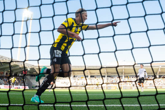 Häckens Pontus Dahbo jublar