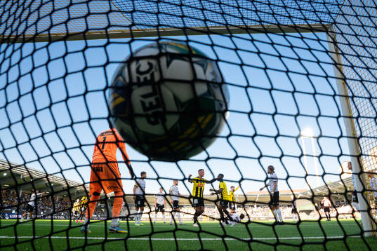 Häckens Even Hovland jublar vid mål som senare döms bort