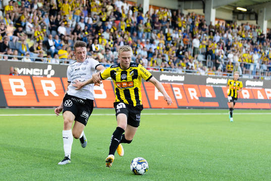 Mjällbys Elliot Stroud och Häckens Tomas Olai Totland