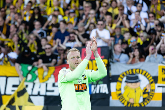 Häckens målvakt Peter Abrahamsson tackar klacken