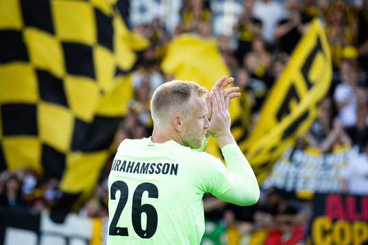 Häckens målvakt Peter Abrahamsson firar med klacken