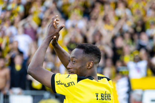 Häckens Benie Adama Traore hyllas av klacken med en sång