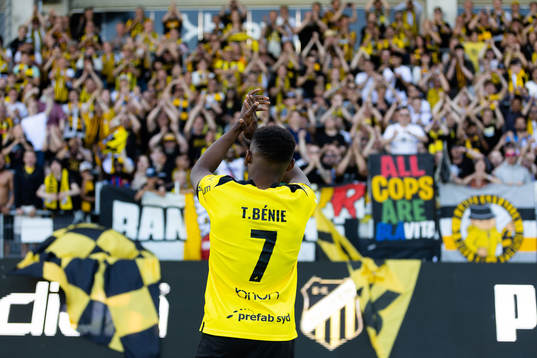 Häckens Benie Adama Traore hyllas av klacken med en sång