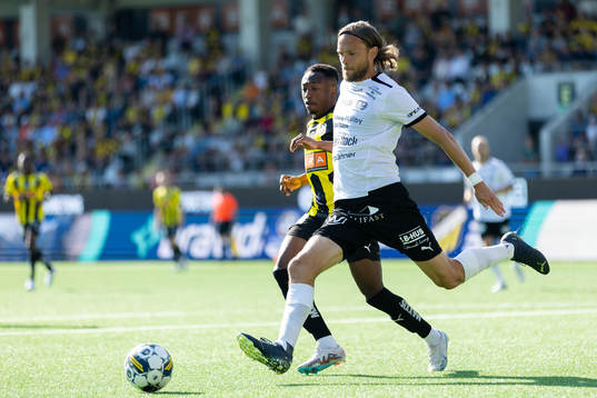 Mjällbys Tom Pettersson och Häckens Benie Adama Traore