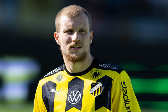 Häckens Simon Gustafson på line up innan fotbollsmatchen