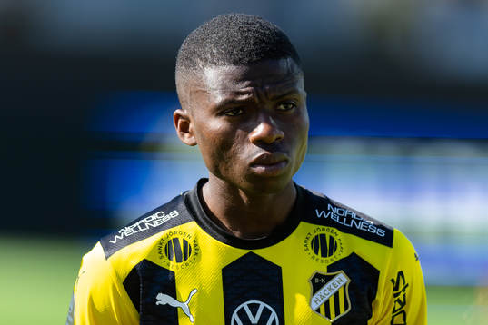 Häckens Akoua Romeo Amane på line up innan