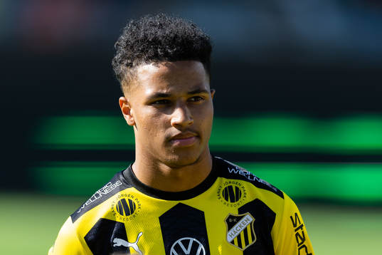 Häckens Momodou Lamin Sonko på line up innan