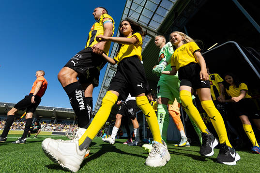 Häckens Even Hovland på väg in till line up med maskot