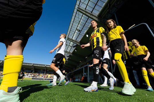 Häckens Mikkel Rygaard Jensen på väg in till line up med