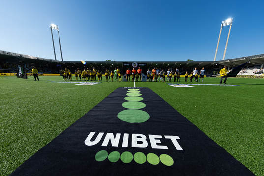 Line up innan fotbollsmatchen i Allsvenskan mellan Häcken