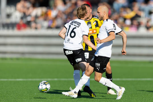 Mjällbys Viktor Gustafson aunder fotbollsmatchen i