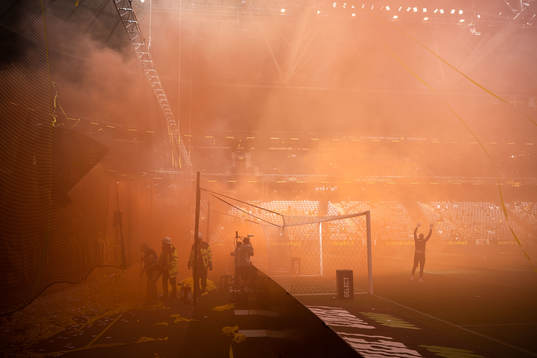 Rökutveckling av pyroteknik på uppvärmning