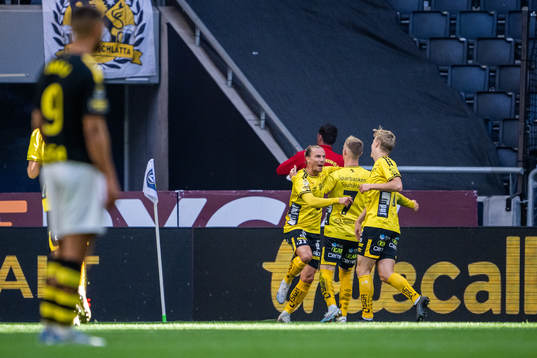 Elfsborgs Jacob Ondrejka jublar med lagkamrater