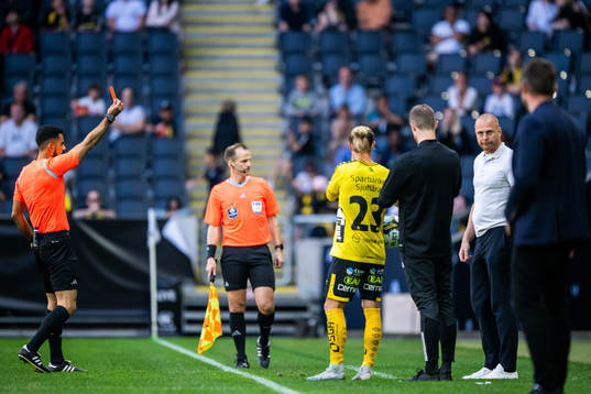 Domare Mohammed Al-Hakim delar ut ett rött kort till