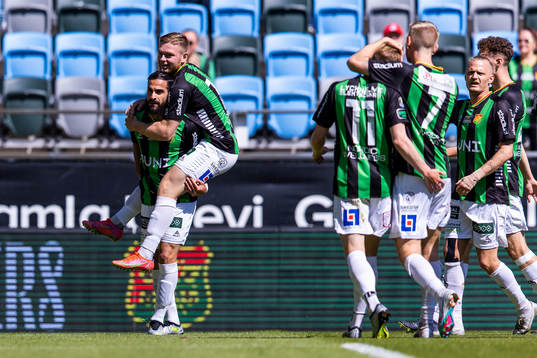 GAIS Mervan Celik jublar med lagkamrater